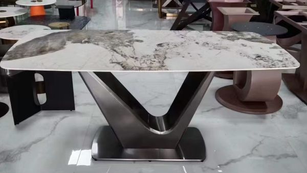 Bàn Ăn Mặt Đá Vinicius