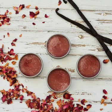 Tự làm son dưỡng môi từ hoa hồng khô, chăm bờ môi xinh không còn tốn kém