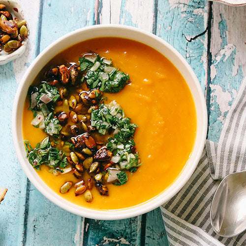 Biến tấu mới cho súp bí đỏ ngon miễn chê nhờ saffron, cam và hạt bí caramel