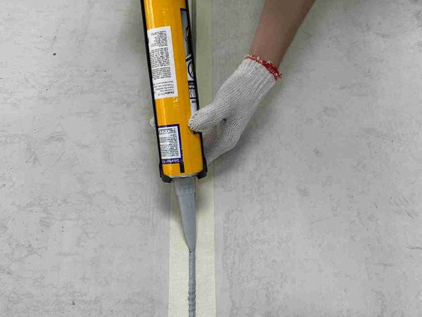 Bơm keo Sika 11 FC dọc theo khe hở