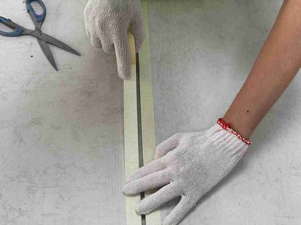 Dán keo 2 bên mép khe