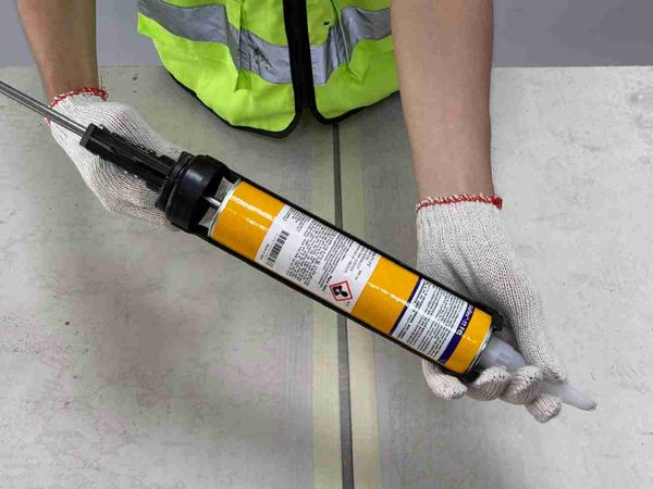 Gắn ống keo vào súng bắn keo