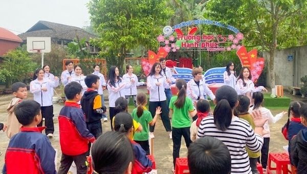 TRAO 200 SUẤT QUÀ CHO HỌC SINH VÀ HỖ TRỢ 5 GIA ĐÌNH TẠI LẠNG SƠN