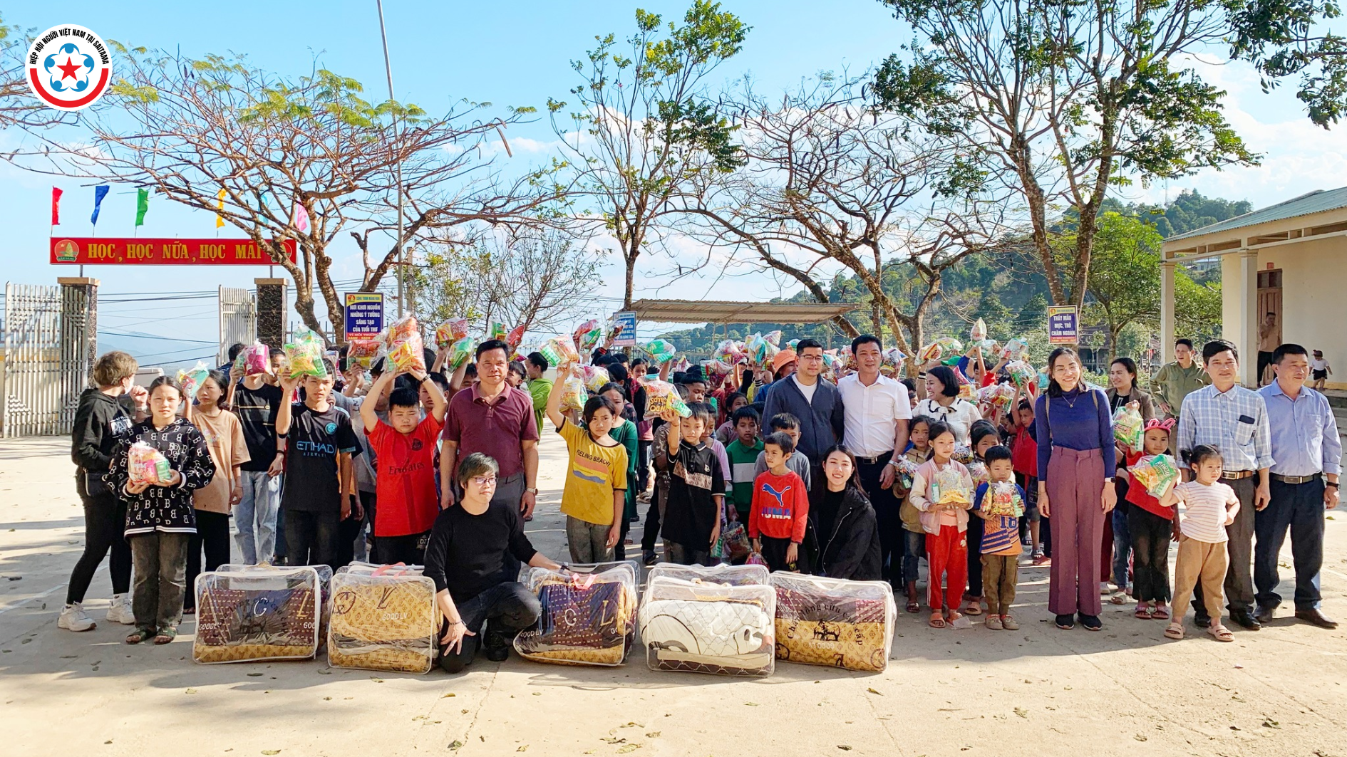 在埼玉ベトナム協会と在日ベトナム大使館がゲアン高原の学生たちに「暖かい冬を」届けます