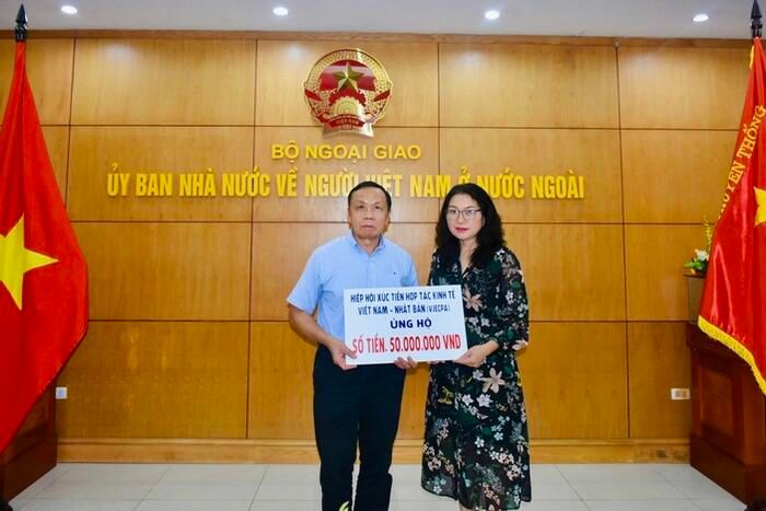 ông Nguyễn Quang Trung, Chánh Văn phỏng Ủy ban về người VN ở nước ngoài tiếp nhận tiền ủng hộ