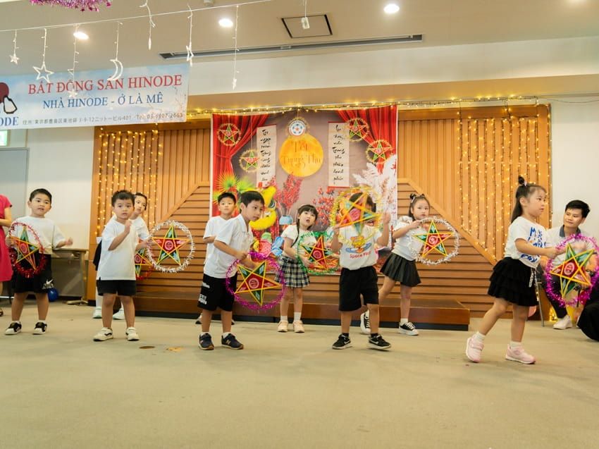 Tiết mục văn nghệ cây nhà lá vườn được thể hiện bởi các bạn nhỏ tham gia chương trình