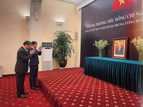 Đại diện Hiệp hội người Việt tại Saitama kính viếng Tổng Bí thư Nguyễn Phú Trọng