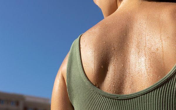 Bí quyết loại bỏ tình trạng ra mồ hôi nhiều khi trời nóng ngay tại nhà