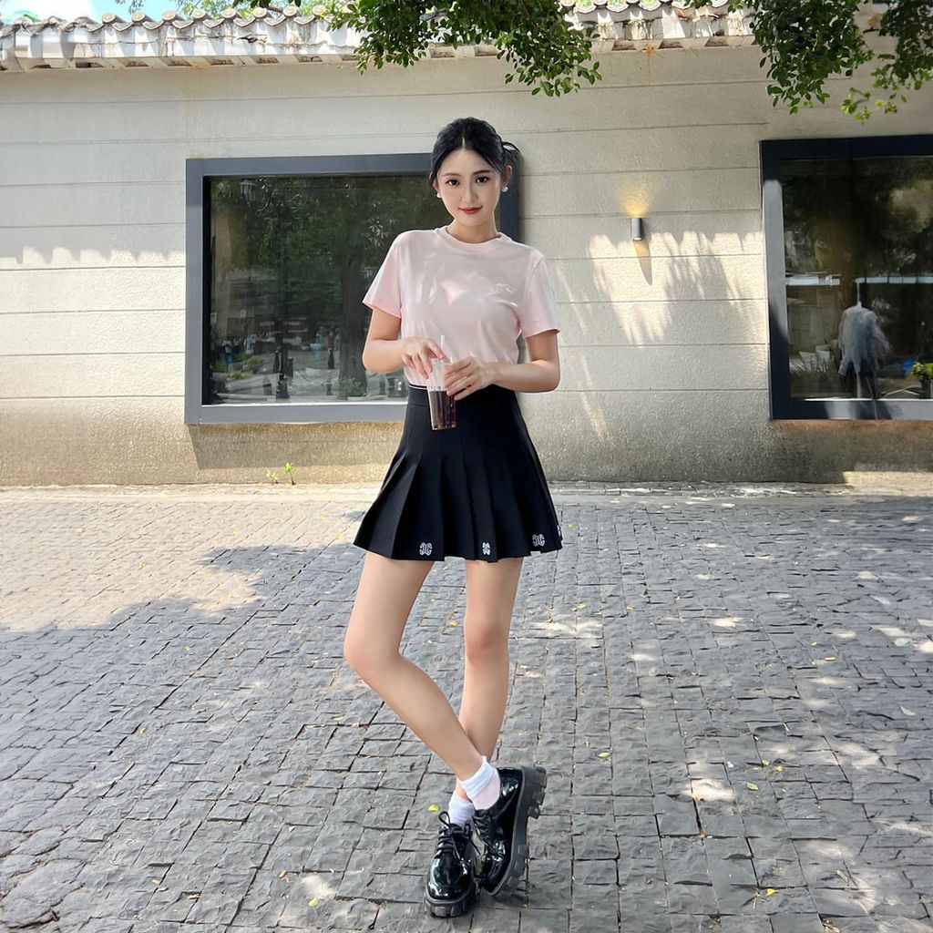 Trào lưu Giới trẻ Việt diện đồ ngắn xuống phố mùa xuân đặc biệt Lễ Tết 2025