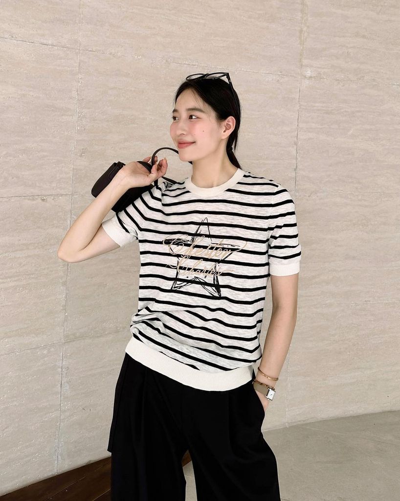 Áo trắng kẻ đen họa tiết Sao giữa – Xu hướng thời trang tối giản lên ngôi