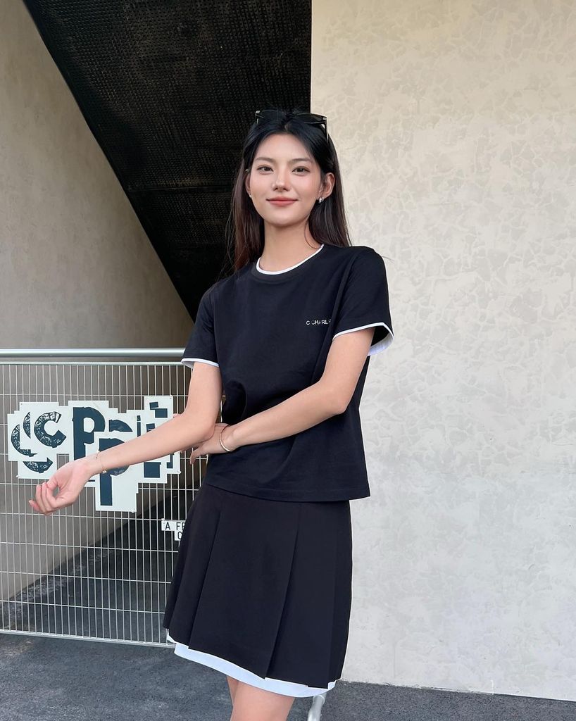 Áo Phông Đen - Viền Trắng từ Chester Charles: Tối Giản Mà Đầy Cá Tính