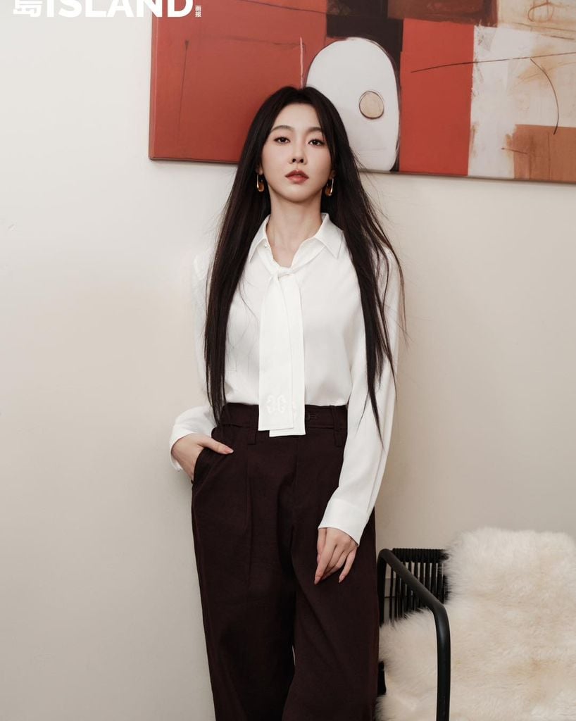 ​​​​​​​5 cách “nâng cấp” áo sơ mi theo phong cách sao Hàn: Biến món đồ cơ bản thành tuyên ngôn thời trang