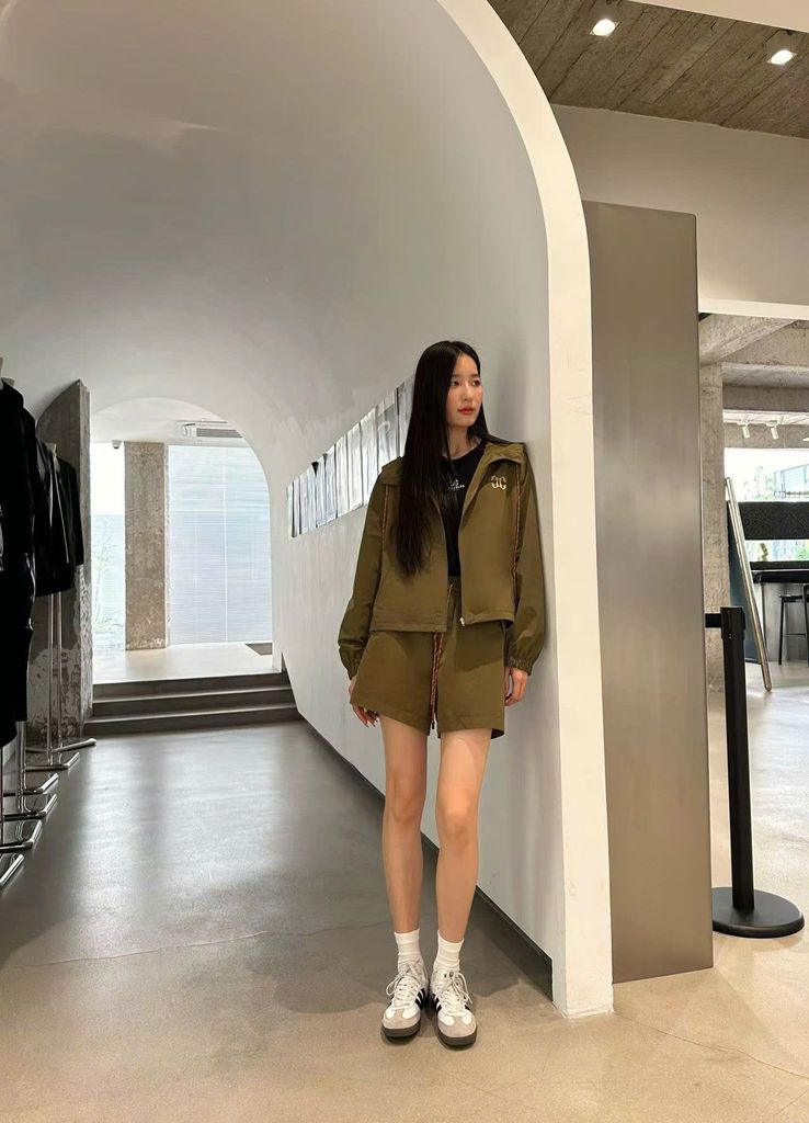 Quần sooc kaki màu rêu & Áo khoác gió – Món đồ “dễ tính” và 5 gợi ý phối đồ dễ ứng dụng