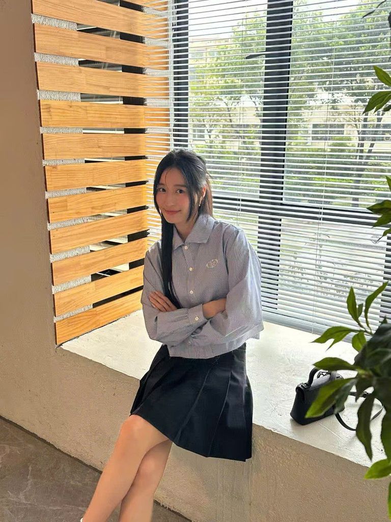 Song Hye Kyo, Suzy, Krystal... đều “phải lòng” áo sơ mi kẻ sọc xanh