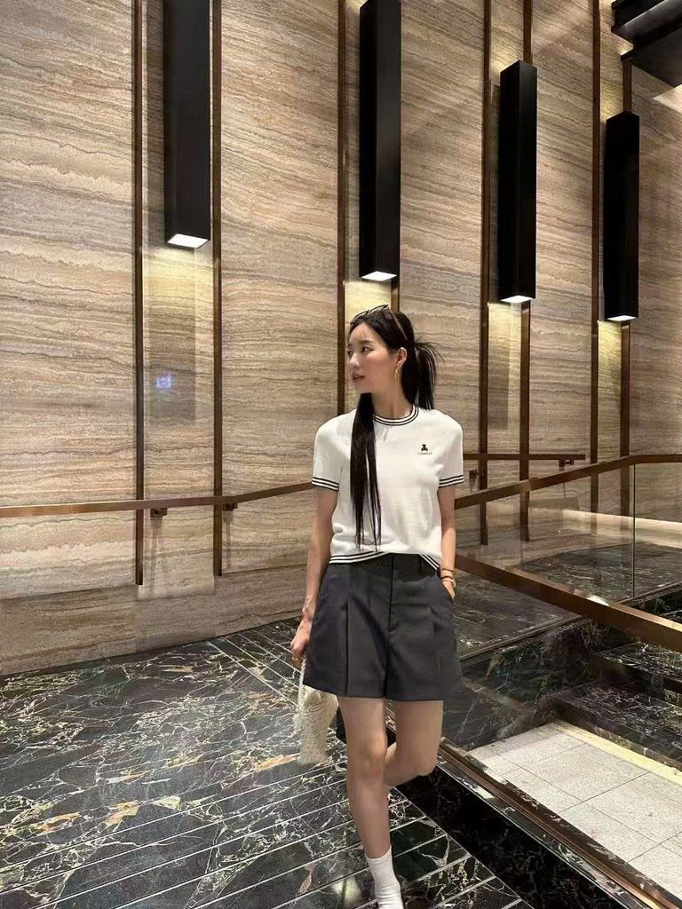 Áo trắng ngắn tay, cổ tròn, viền - gấu đen nổi bật theo cách tối giản từ Chester Charles
