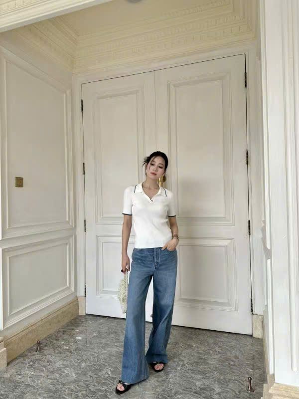 ​​​​​​​Áo Polo Trắng – Viền Xanh Navy Cổ V: Vẻ Đẹp Thanh Lịch Từ Chester Charles