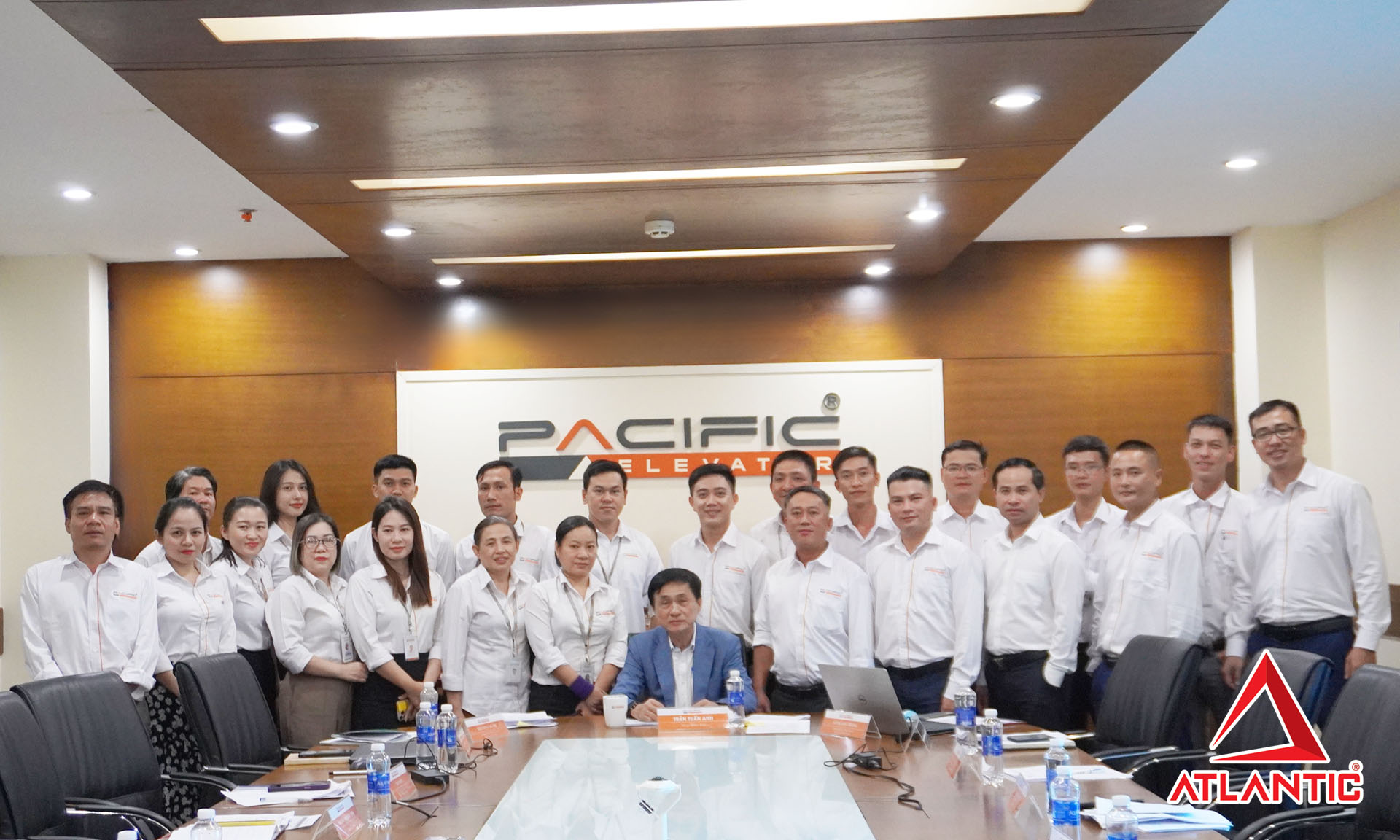 Hình ảnh chụp đội ngũ nhân sự Công ty Tháng Máy Pacific tại trụ sở chính