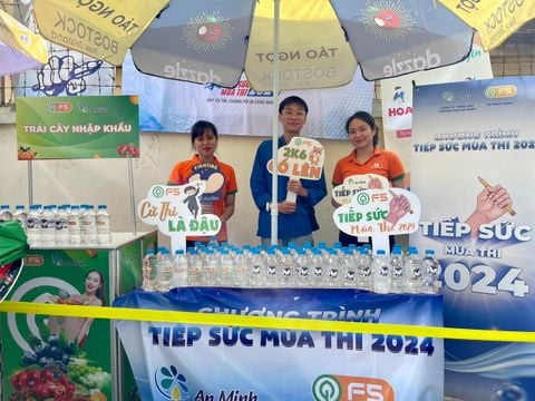 TIẾP SỨC MÙA THI - SẮC CAM RỰC RỠ TẠI ĐIỂM TRƯỜNG THPT TRÊN QUẬN LONG BIÊN