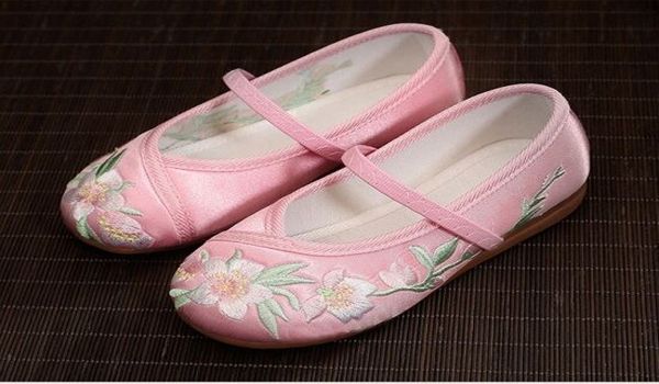 Nguồn nhập hàng giày thêu hoa Trung Quốc siêu chất lượng