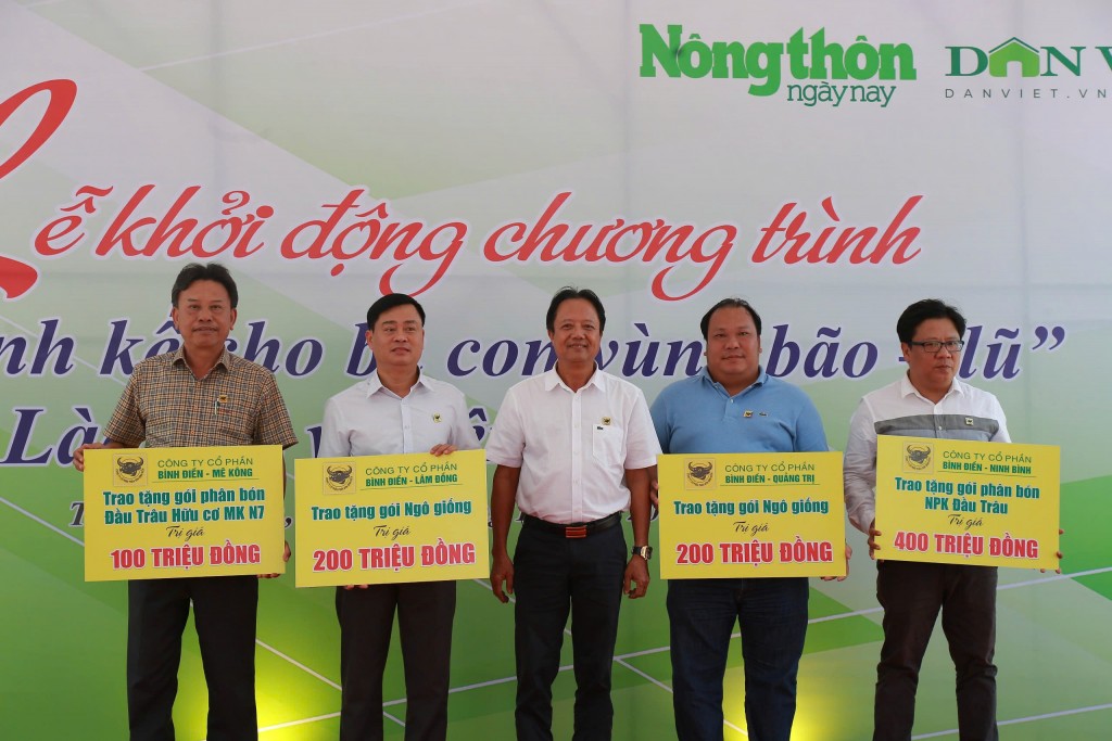 Phân bón Bình Điền tặng ngô giống, phân bón cho bà con bị thiệt hại do bão, lũ