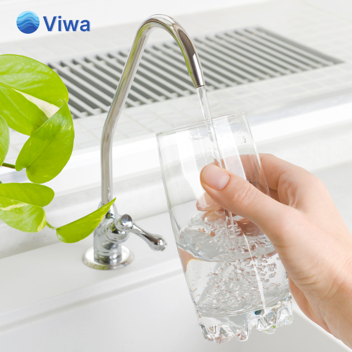 Nên uống nước đóng bình hay mua máy lọc nước tiết kiệm hơn?