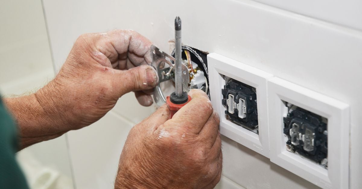 Hướng dẫn sửa ổ cắm điện bị lỏng an toàn và hiệu quả