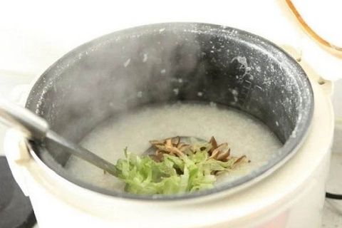 Cách nấu cháo gà bằng nồi cơm điện tại nhà đơn giản