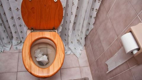 Hướng dẫn cách thông bồn cầu bằng nước nóng tại nhà