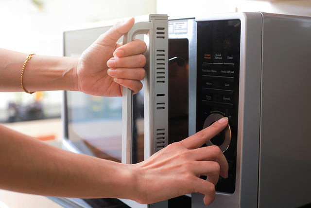 Những sai lầm khi sử dụng lò vi sóng khiến thức ăn không ngon