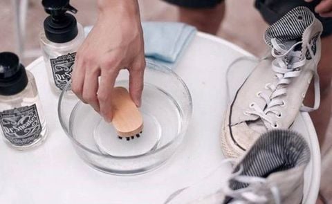 Cách Làm Sạch Giày Trắng Sạch Như Mới Cực Kì Đơn Giản