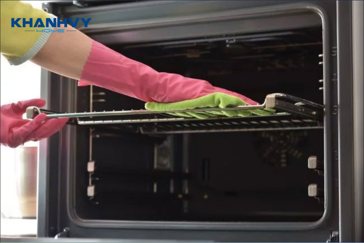 Cách vệ sinh lò nướng bị bám dầu mỡ sạch bong trong 15 phút