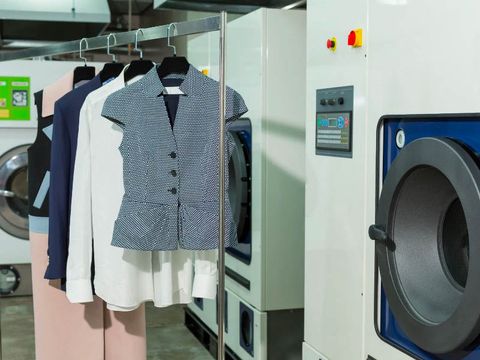 Giặt khô là gì? Giặt khô khác giặt ướt như thế nào?