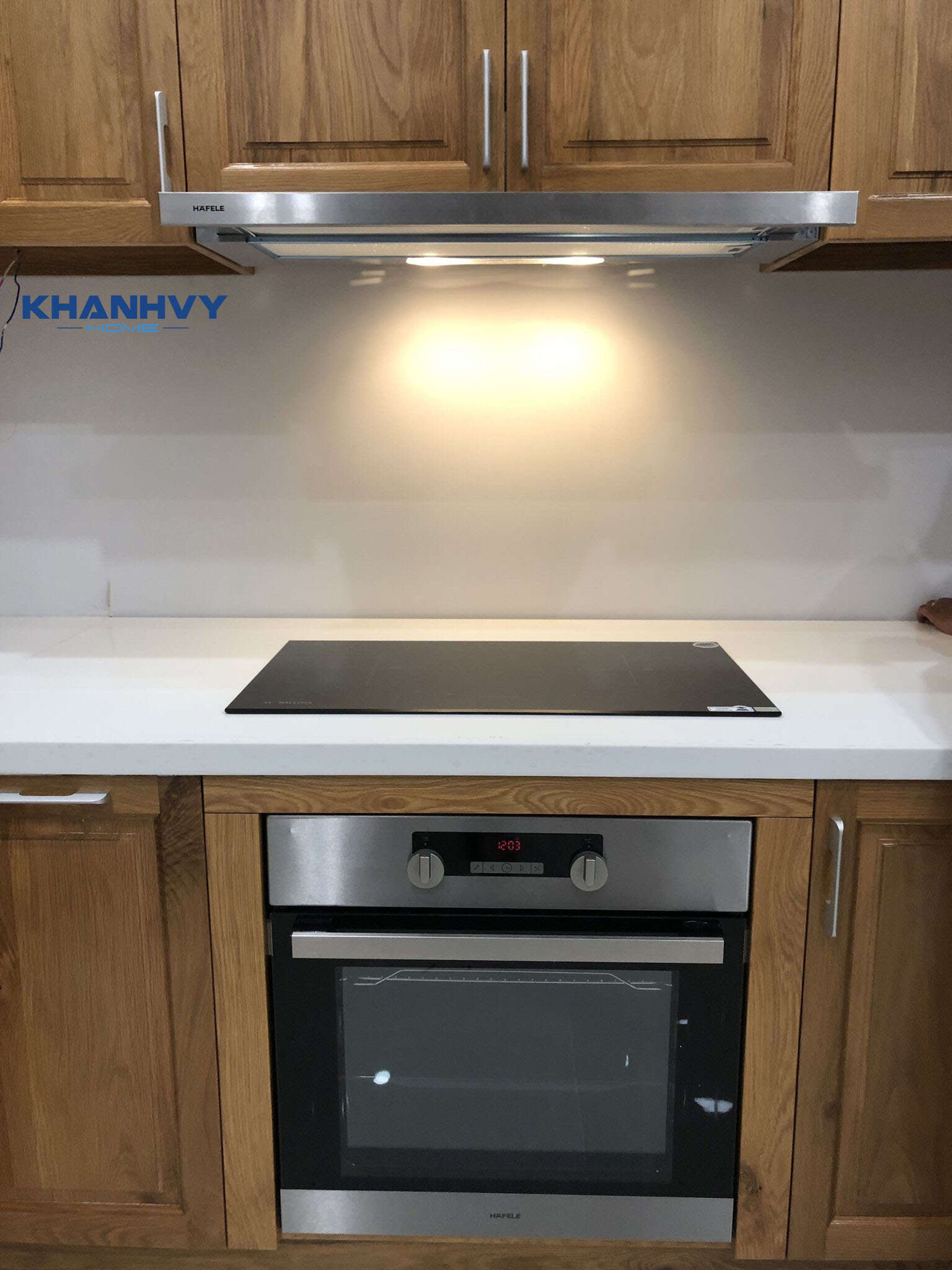 Hình ảnh thực tế thiết bị và phụ kiện tủ bếp cao cấp do đội ngũ Khánh Vy Home hoàn thiện