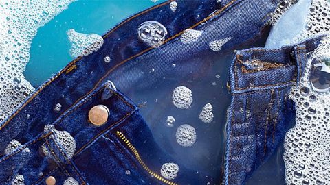 12 Cách giặt quần jean mới mua không ra màu hiệu quả tại nhà