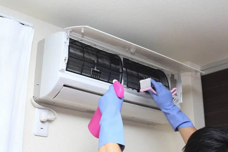 Hướng dẫn cách vệ sinh điều hòa đúng cách, tiết kiệm tại nhà