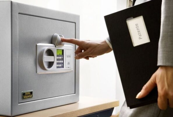 7 Lý Do Bạn Cần Một Chiếc Két Sắt (Ngay Cả Khi Bạn Chẳng Có Gì Quý Giá)