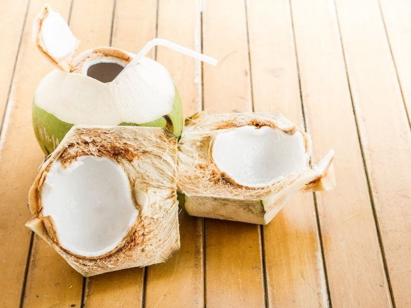 Nhiều hộ gia đình có thói quen mua dừa về bảo quản trong tủ lạnh