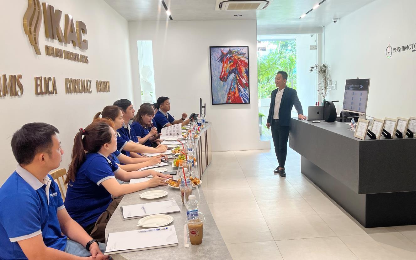 Anh Trương Đỗ và các Cửa Hàng Trưởng Khánh Vy Home trong buổi training