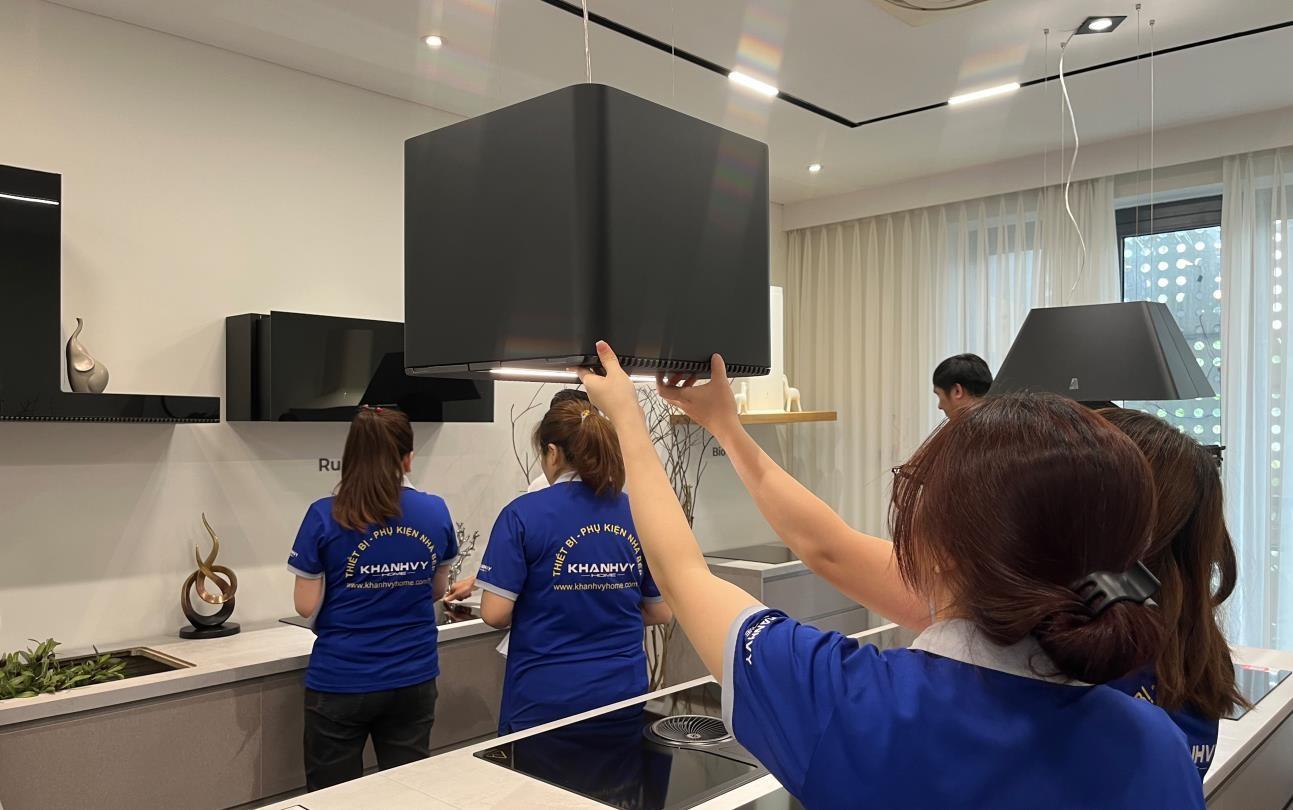 Khánh Vy Home trải nghiệm thực tế sản phẩm tại Elica Gallery