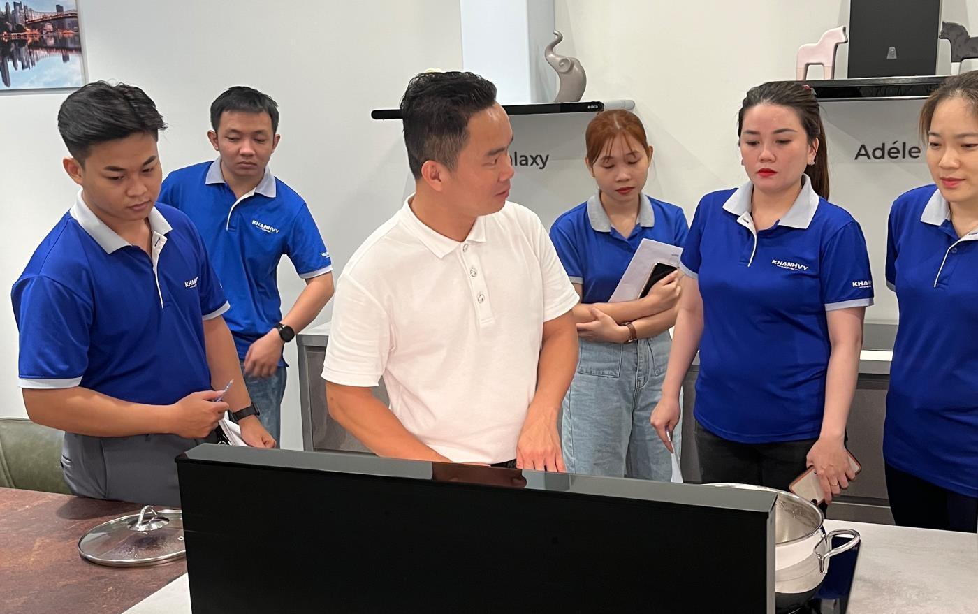 Đội ngũ Khánh Vy Home tham quan trải nghiệm thực tế sản phẩm Elica