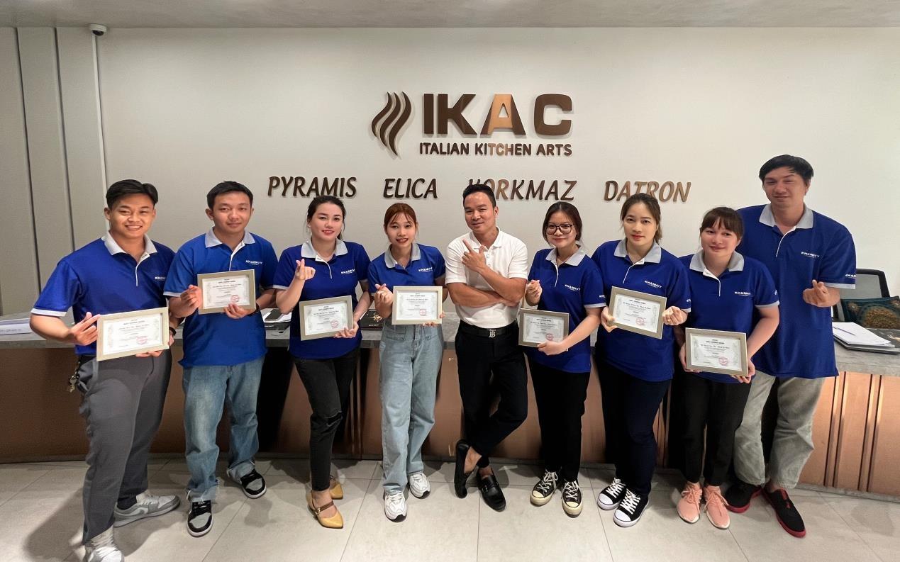 Các đại diện Khánh vy Home chụp hình lưu niệm với bằng chứng nhận đào tạo của Elica Việt Nam