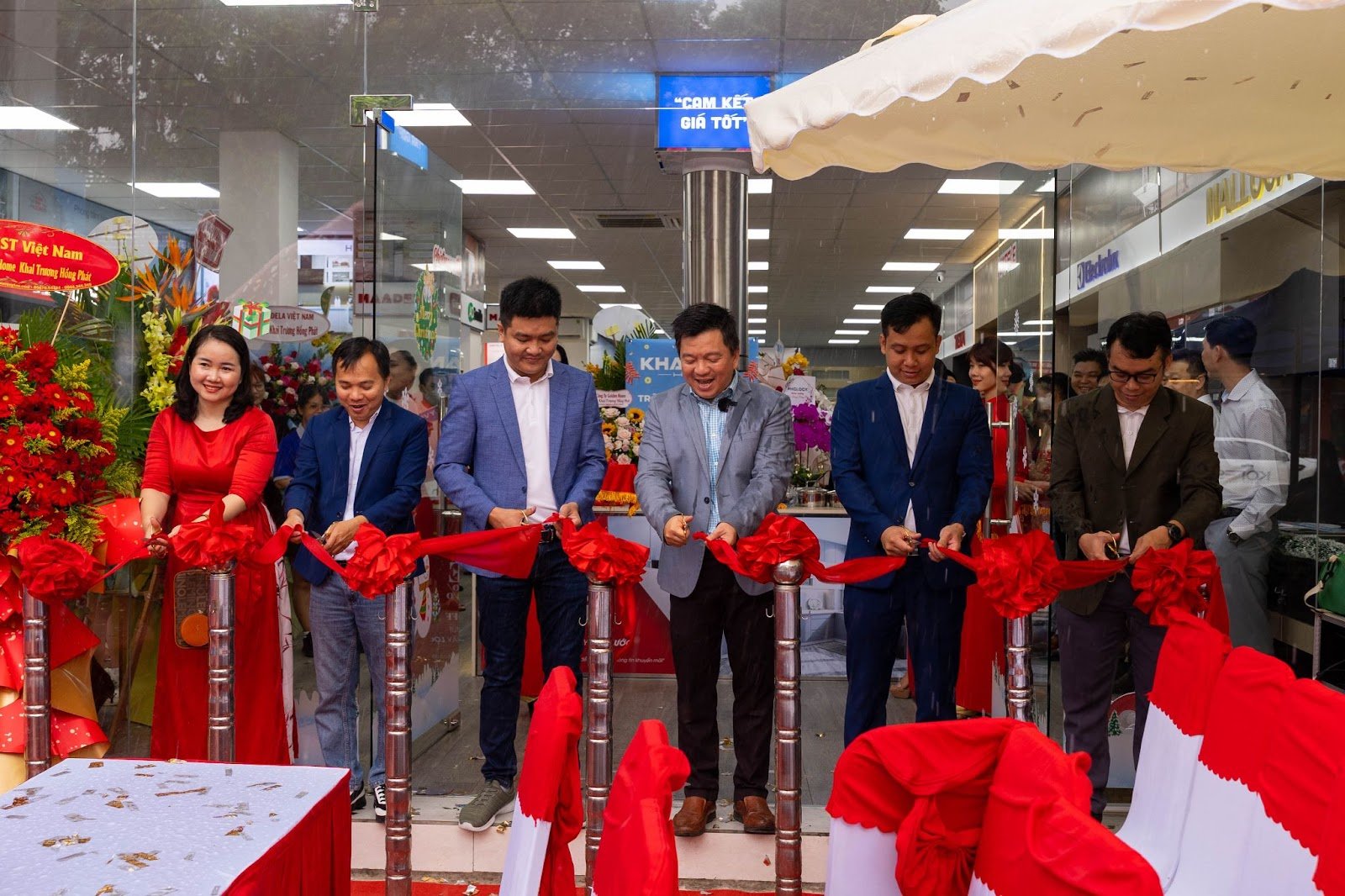Ban lãnh đạo Khánh Vy Home cắt băng khánh thành showroom mới