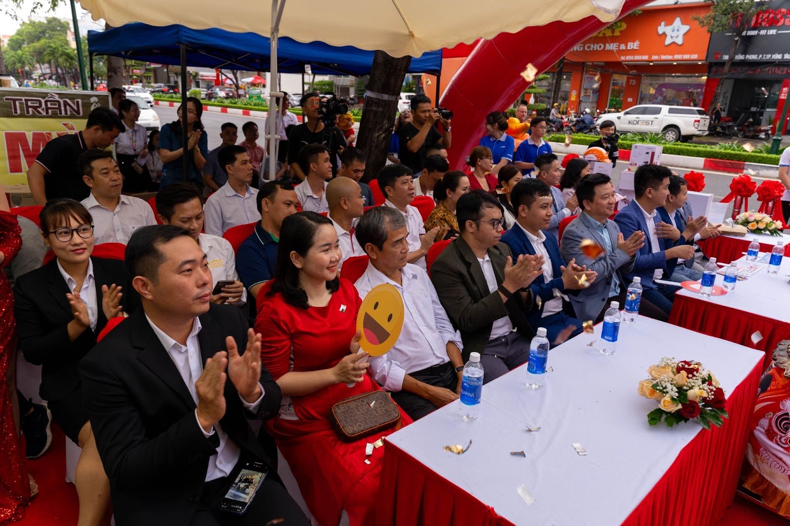 Đông đảo đại diện nhãn hàng, khách mời và khách hàng tới tham gia sự kiện khai trương