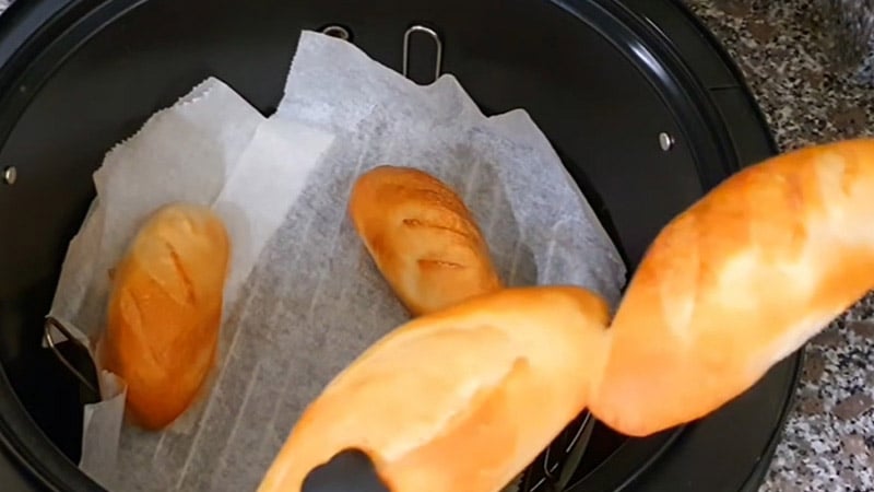 Các bước nướng lại bánh mì bằng nồi chiên không dầu