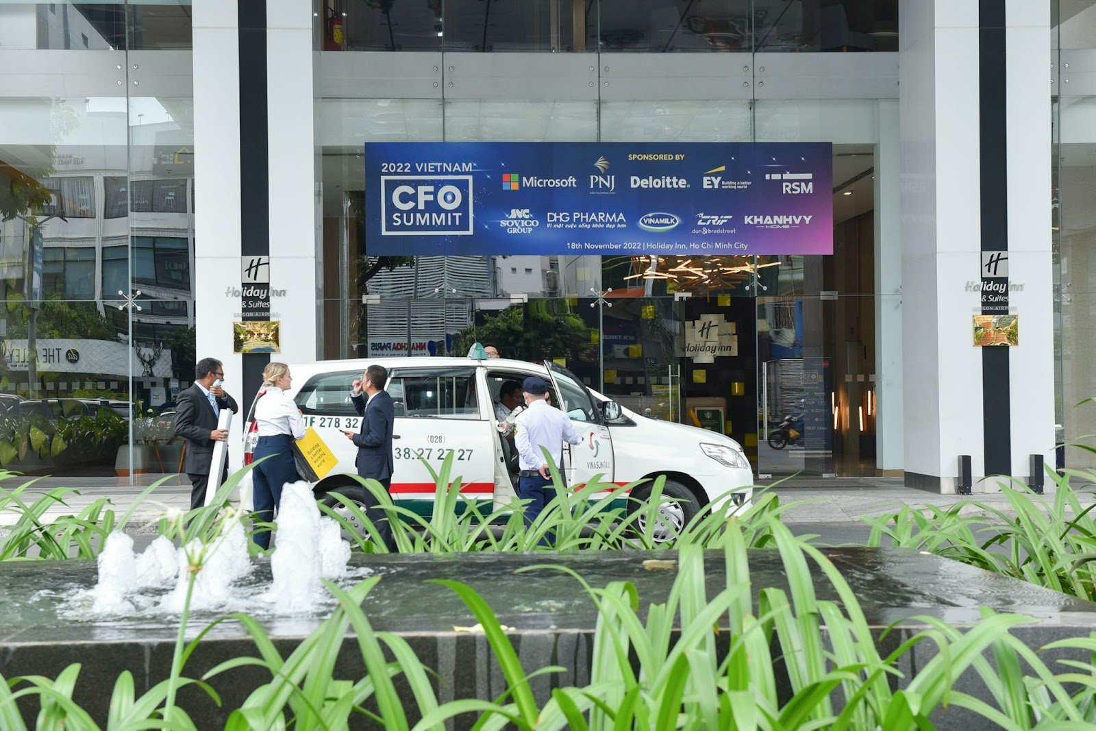  Hội nghị CFO Việt Nam với sự tài trợ và đồng hành từ nhiều đơn vị như Khánh Vy Home, PNJ, Deloitte, OMNIS…