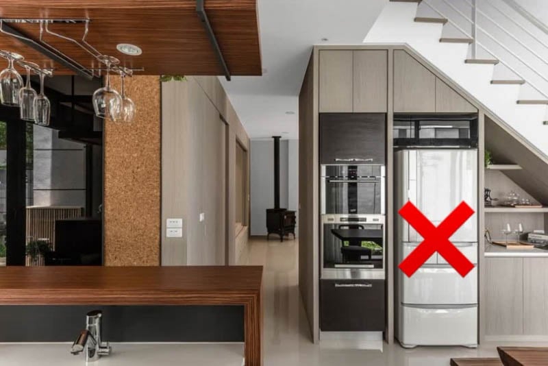 Đặt tủ lạnh ở gầm cầu thang gây ra ẩm mốc