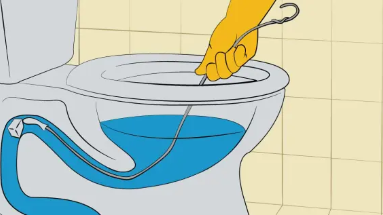 Sử dụng dây lò xò để thông bồn cầu bị nghẹt