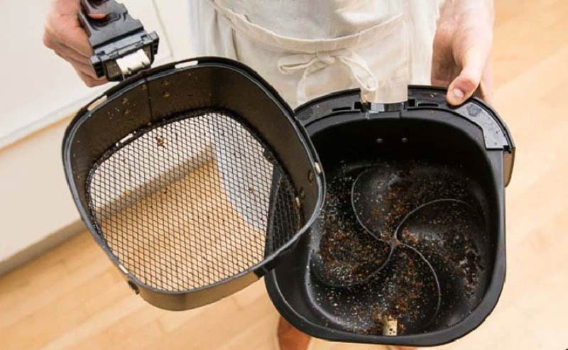dụng xong hãy nhớ vệ sinh nồi chiên không dầu sạch sẽ