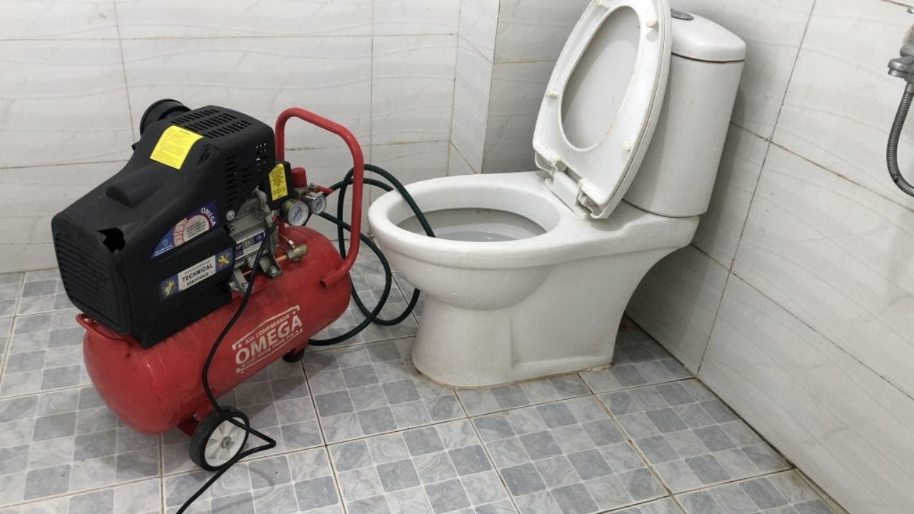 Máy nén khí có thể giúp thông bồn cầu bị nghẹt