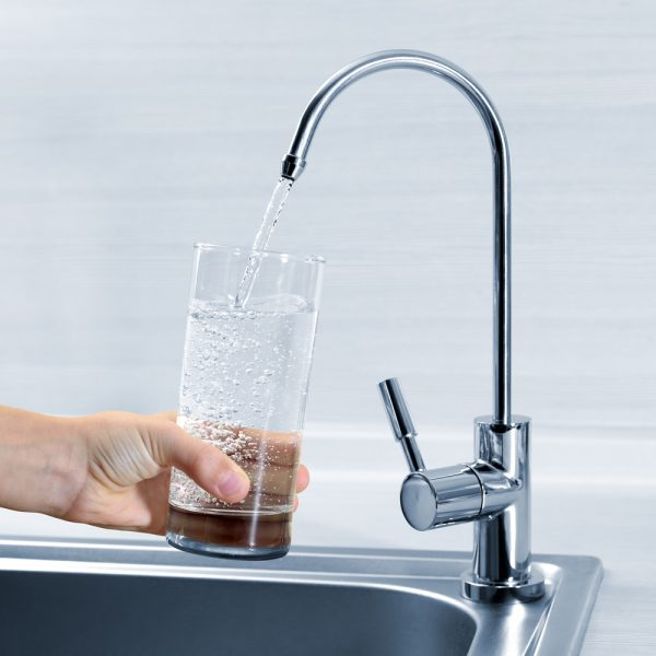 Mỗi một gia đình nên “đầu tư” một máy lọc nước để đảm bảo nguồn nước đầu vào cho gia đình mình.